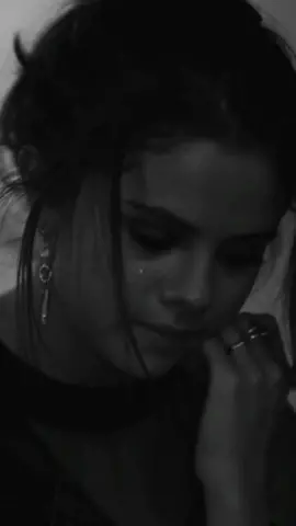 There's a million reasons why I should give you up... 🎶🖤🎶 #selenagomez #theheartwantswhatitwants #memories #sad