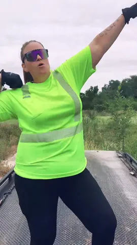 Tired of seeing teeny tiny skinny girls doing this trend. This is for ACTUAL ✨thick✨fine✨women. 💁🏼‍♀️ #towtok #towgirl #bluecollarbabe #towtruck #towlife #thickfinewomanchallenge