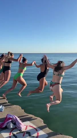 If you like new friends and morning swims this is for you🌊 #chicagolakefront #chicagofriends #hotgirlwalks #playpenchicago