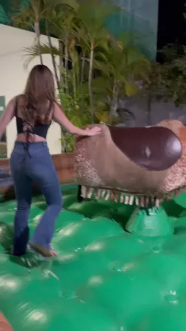 Minha amiga resolveu ir no touro mecanico! Kkkkkkkkkkk