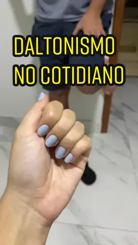difícil demais namorar uma pessoa que RI DE DALTÔNICOS #daltonismo #daltonico #humor #casal #engracado @carolsimoespe