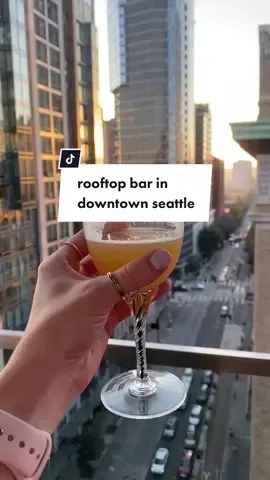 city girl summer ✨ #rooftopbar #downtownseattle #downtownseattleeats #happyhour #fogroom #cocktailbar #goldenhour #cityviews #citylifestyle #summerstyle #datenightoutfit #ootnight #ootn #cocktails #seattlefoodie #seattletravel #thingstodoinseattle #citygirl