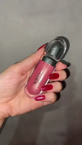 Esse gloss da Kiko na cor 26 é o mais lindo do mundo, entrega muito brilho e tem uma textura impecável. Indico super #gloss #beauty #maquiagem #glosskiko
