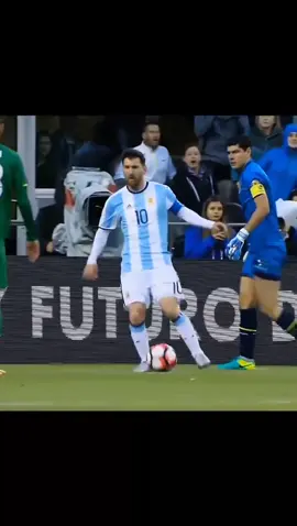 Messi nutmeg vs goalkeeper