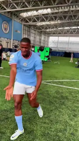 Epic game of two-touch between Luke Mbete and Josh Wilson-Esbrand, wait for the Bernardo Silva cameo 😂 #mancity #mcfc #PremierLeague #football