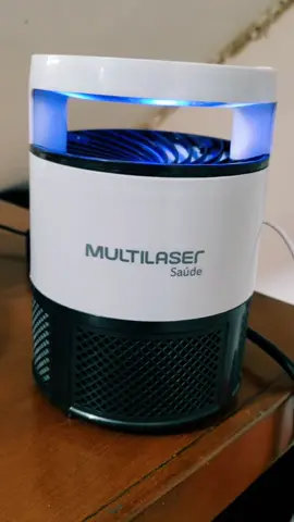 Acabe com os mosquistos e durma tranquilo. Com a sua lâmpada UV, a armadilha para insetos atrai todos os tipos de insetos para um compartimento selado, onde morrem por desidratação. Mata os mosquitos da Dengue, Zika e Chikungunya, sem produtos químicos ou cheiro.