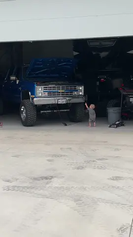 Loves when it opens hates when it closes #squarebody #squarebodyaddicts #classictruck #chevy #liftedtrucks #squarebodychevy #k30 #squarebodycrewcab #squarebodytruck #crewcab