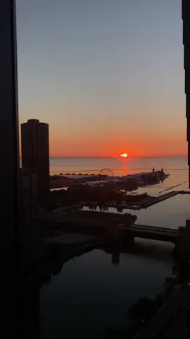 good morning chicago ❣️ #chicagoview #chicagosunsets #chicagoexploring #chicagolivin #chicagonavypier #chicagomorning