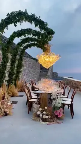 Dreamy wedding setting in Santorini by @juliaandevita  Yay or Nay?  . 🎥 ✨@juliaandevita✨ 📍Santorini - Greece 🇬🇷  #wonderfulplaces #weding #party #design #dream