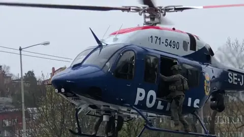#police #polis #fotograf #photographer #nationellainsatsstyrkan #piketen #polishelikopter #stockholm #södermalm #insats #foryou #foryoupage #fördig #blåljus #helicopter #swat #military #chopper #sweden