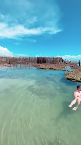 As piscinas naturais que se formam entre as pedras da Praia de Flecheiras, em Trairi, no litoral oeste do Ceará, fascina qualquer viajante. 😍🏖️ Planeje sua próxima viagem para Flecheiras com mais economia, em nosso site você encontra as melhores ofertas com muita praticidade, e o melhor, você pode parcelar em até 12X sem juros, podendo dividir em até 3 cartões diferentes. ✈️🏨 Não encontrou a oferta que procurava? Faça uma nova busca no site ou fale com a gente para te ajudarmos a encontrar o melhor preço para sua próxima viagem! 💚✈ #flecheiras #trairi #ceara