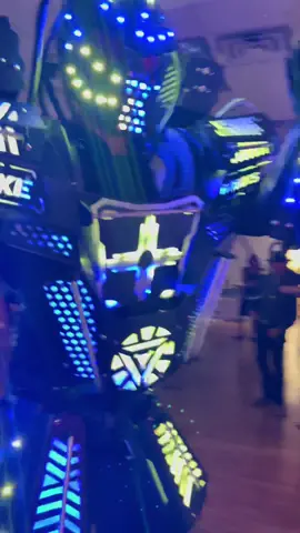 Shot shot 🍻 #led #ledlights #mirrorman #tiktok #tiktokviral #duet #badbunnypr #quinceañera #fashionweek #ledrobot
