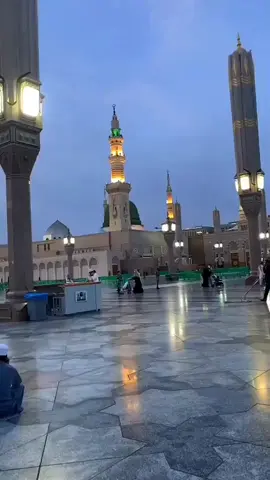 سأشكو الحزن يا أمواج إني.. وحيدٌ مثقلٌ مما دهاهُ.. فيا موجي ولم يبقى سوانا.. أليسَ الحزن في عيني تراهُ؟ ويا لله كم كثُرت جِراحي.. وضاق بفسحة العليا مداهُ.. #NASHWAN_27 #المسجد_النبوي #تصويري #foryourpage