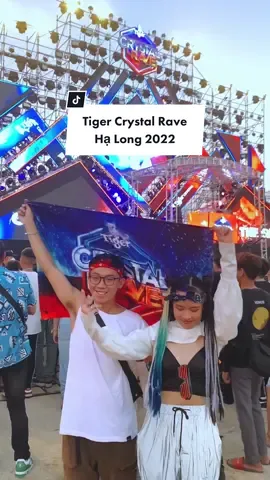 #NhiminHalong🌟TIGER CRYSTAL RAVE- FREE VÉ VÀO CỬA 100%🌟___________________Tụi mình đã có 1 cuối tuần “quẩy tới bến” đúng nghĩa với Tiger Crystal Rave Hạ Long. Về Hạ Long chơi nhiều lần lắm rồi mà lần này đúng là dành cả 1 buổi ngoài bãi biển xoã hết mìnH, mà sự kiện hoàn toàn FREE vé nhé, điều quan trọng xin nhắc lại là FREE vé hoàn toàn ạ😎•Tính ra phải 6 năm rồi mới lại đi Rave, mà Tiger Crystal Rave ko chỉ có sự kiện âm nhạc chính vào buổi tối mà buổi chiều có nhiều hoạt động, trò chơi bên lề để warm up & nhận quà hơi bị hợp mood. Đấy, vừa vào cửa cái là tạt sang khu chơi nhảy Audition quẩy nhiệt tình, nhảy hết mình luôn mặc dù thua Long bét tè le🤣. Mà mỗi vé vào cửa lại còn được  đổi 1 via Tiger Crystal FREE, siêu mát lạnh giải khát hồi năng lượng để quẩy luôn. Không chỉ có sân khấu chính buổi tối mà cả buổi chiều đã có sân khấu   phụ sát bờ biển DJ bung lụa hết tầm🙌🏻•Mà tui thích cái sự chu đáo của Tiger Crystal Rave lắm nha. Tại buổi tối quẩy là phun nước các thứ tung toé nên lúc check in mỗi ng đều được phát 1 bao điện thoại chống nước, đảm bảo quẩy vui quên lối về nhưng ko lo hỏng điện thoại😎. Còn cái không khí và sự hoành tráng lộng lẫy, đã đời ntn thì mời mng coi full clip- mặc dù clip chỉ truyền lại được 60-70% cái sự mãn nhãn, đã tai hoy________________#TigerCrystalRave #rave #halong #halongbay #checkinhalong #checkinvietnam #travel #travelphotography #travelblogger #travelholic #wanderlust #wandering
