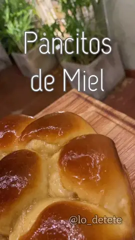 Buenas!!! Hoy te traigo estos tremendos PANCITOS DE MIEL que son una locura de ricos. A continuación te dejo la receta guía como siempre para que la puedas hacer y disfrutar. Compartí la foto de cómo lo hiciste con #lo_detete @lo_detete. Déjame un like ❤️, un comentario 💬o comparte ✈️ para apoyar mi contenido. #pan #panaderia #bread #breadmaking #pancasero #amasar #amasado #food #Foodie #FoodLover #foodlove #cocinaencasa #recetarica #recetas #hornear #hornearencasa #cocinerosargentinos #mirapaulinamira  INGREDIENTES  * Leche 125 Grs. * Miel 60 Grs. * Levadura Fresca 10 Grs. * Harina 000 350 Grs. * Sal 3 Grs. * Huevo 1 Unidad. * Manteca 30 Grs. MANTECA DE MIEL  * MANTECA 30 Grs. * Miel 40 Grs. PROCEDIMIENTO  1. En un bowl disolver la levadura junto con la leche apenas tibia (fermento) Dejar descansar tapada 20 minutos. 2. En un bowl amplio colocar la harina y la sal, mezclar. 3. Hacer un hueco en el centro y agregar el fermento, miel y el huevo. Comenzar a unir los ingredientes hasta casi formar un bollo. 4. Incorporar la manteca pomada y continuar amasando. 5. Bajar a la mesada y amasar hasta obtener una masa lisa y suave. 6. Tapar y dejar descansar la masa 1 hora. 7. Luego de ese tiempo desgasificar la masa y separa en 10 bollos de 60 Grs. aproximadamente. Dejar descansar 15 minutos tapados. 8. Bollar y acomodar en una placa o molde alta para horno ligeramente enmantecada, tapar y dejar leudar hasta que duplique su volumen. 9. Llevar a horno precalentado a 180 grados durante 20 minutos. 10. Al salir del horno pintar inmediatamente con la manteca de miel. 11. Para la manteca de miel, mezclar la manteca pomada junto con la miel, integrar muy bien y reservar para pintar los panes al salir del horneado.