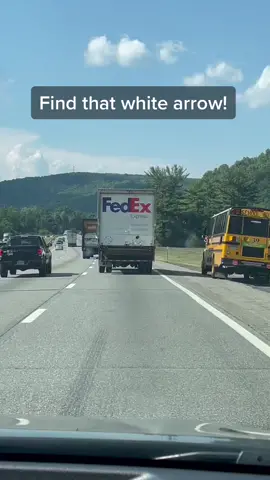 Seeing these trucks for years but only noticed this arrow recently. Now its all i see! #whitearrows #fedex #newtrend #Summer #nysthruway