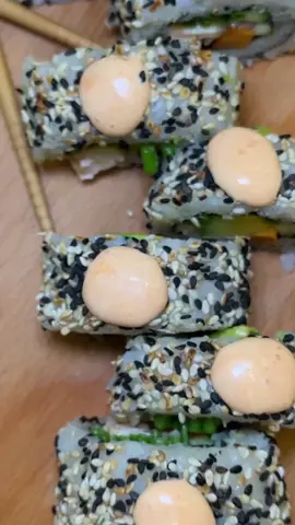 סושי בייתי 🍣🍙 המצאתי שיטה משלי  התחשק לי סושי ולא היה לי מחצלת גלגול… אז בואו גלו איך מכינים סושי בבית. ותאמינו או לא זה לא קשה כמו שחשבתם!  מצרכים ל4 רולים  לאורז:  1 כוסות אורז עגול 1/2 כפית סוכר לבן 1/2 כפית מלח  1 כף רוטב טריאקי 🥢את האורז אנחנו מכינים על פי הוראות היצרן, מוספים לפני המים החמים את הסוכר, מלח. שהאורז כמעט מוכן נוסיף את הטריאקי. 🥢שהאורז מוכן נניח אותו בצד לצינון. לסושי 1 חבילה אצות נורי כל תוספת שאתם אוהבים!!🥑🍠🥕🥒 2 מלפפונים בינוניים חתוכים לרצועות דקות ללא החלק הפנימי!! 1 בטטה חתוך לרצועות - לבשל על מחבת, ניתן גם לבשל במים. 1 אבוקדו בינוני בשל מקולף וחתוך לרצועות דקות 100 גרם פילה דג סלמון נקי מעצמות ומעור חתוך לרצועות דקות 1 חופן עירית או בצל ירוק חתוך לרצועות דקות אני השתמשתי רצועות דקות של בצל ירוק מהגינה שלי 🪴 עכשיו לשלב בכיףף בכל הסיפור - הגילגול🍣 *הטיפ שלי במקום מחצלת לגולגול השתמשו בנייר אפייה פשוט שיש לכל אחד בבית! 🥢מנחים אצה על המחצלת, מעל האצה שכבר דקה של האורז. 🥢בחלק של האצה הקרוב אלינו מניחים את הדג והירקות ומתחילים לגלגל בעזרת הנייר אפייה תוך כדי שמהדקים היטב לאורך כל דרך הגלגול. 🥢את קצה הרצה ניתן להדביק לרול בעזרת מעט מים. 🥢חותכים את הרול ל-8 חתיכות 🥢מגישים לצד טריאקי/צילי מתוק/ ספייסי מיונז🌶 בתיאבון❤️       #פוריו #פוריוישראל #foryou #foryoupage #sushi  #sush #sushiforever💌 #מתכון