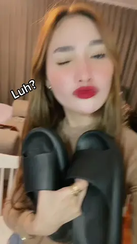 For the happy ang ferson 🤣✨ #posee #cloudslippers #supersoft #shopee #lazada #poseeph