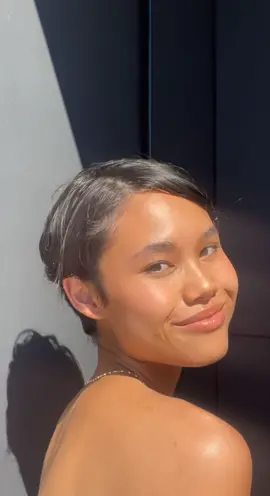 recently started wearing highlighter & I should’ve sooner 🥂✨ using @minoribeauty @from_thelobby  cream highlighter in ‘champagne’ #makeupinspo #makeupideas #minimalmakeup #pixiecut