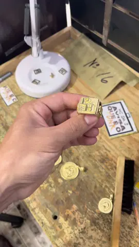 Anel personalizado com letra encima e na lateral fé e malote.  R$249,00