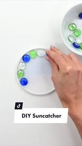 This glass bead suncatcher looks SO PRETTY sparkling in the sun! ☀️ And best of all, it’s super easy to make 👌🏼 #sunlover #suncatcher #diysuncatcher #sunshine #diyproject #artproject #diykidsprojects #artsandcraftsforkids #easycraftideas #craftymoms #craftsforkids @onelittleproject