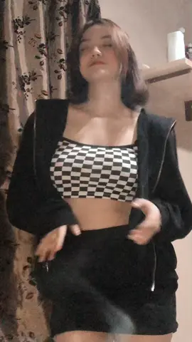 Itu ada yg lagi melolotin :)