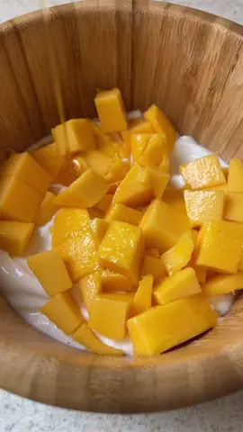 Uno de los snacks que me puso mi nutrióloga, me encanta🥭🤩✨ #fp #fyp #fypシ #foryou #foryoupage #foryourpage #snack #yogurtgriego #mango #mieldeabeja #healthy #healthysnack