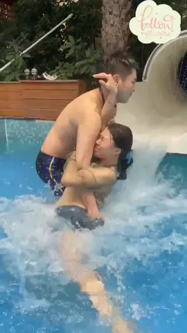The young man said he would catch his girlfriend himself#waterpark #waterslide #girls #fyp #foryou #beauty #swimsuit #fun