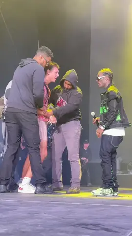 #LilUziVert looked out for a fan that ran on stage! 😳🙌 (📸: @Peru williams) @Lil Uzi Vert #hiphop #music #fyp