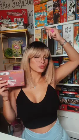 Adivinen cuantos juegos con “theme” de gatitos tengo 🐈‍⬛ ESTE es 1 #fyp #fyp #tiktokpr #boardgame #boardgames #juegosdemesa #tabletop #tabletopgames #cardgames #latina #latinagamer #prgamer #pinkmeeple #tiktokboardgames #explodingkittens
