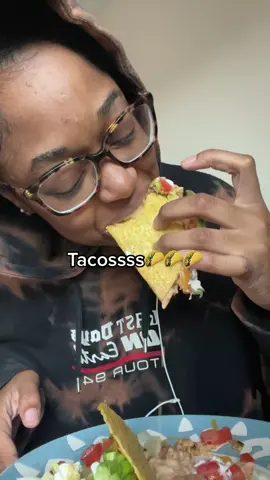 I hate eating messy but i heard yall like this 😭 #messyeater #foodietiktok #tacos #ilovefood #Foodie