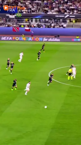 Trung vệ Tuta cứu thua ngay trước vạch vôi 😍 #fptplay #giothethao #uefasupercup #realmadrid #frankfurt
