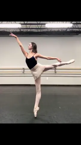 🫶🤍 #ballet #pointeshoes #ballerina #ballettok #dance #33333 #legs