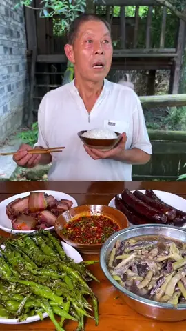 Eat some bacon at noon, and then smoke bacon on the Kang in the afternoon.#rural#life#deliciousfood