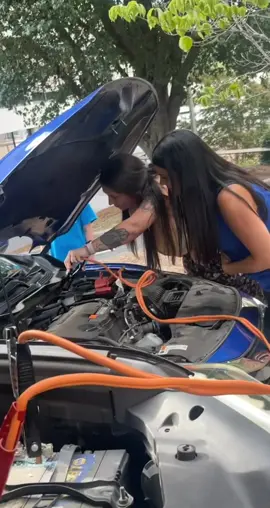 #whatswrongwithit #aintgotnogasinit #fyp #jumpercables #deadbattery #twogirls #electrocuted #mechanics #redonblack #loveyoulongtime @heatherdanii @Daylemundy