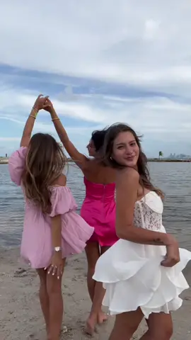 Beach girls 💕🌸✨ #miami #beachgirl #minidresses