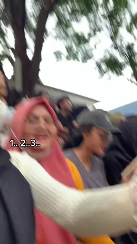 bantu jwb “uhuy” dong dia masi malu sampe skrng….. udh menggelegar bgt suara nya