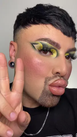 Happy Friday 💚 What do we think of this look ? 🌿 #makeupbygilly #maquillaje #maquillajetutorial #maccosmetics #transitions #makeupbyme #tutorial #tutorial #makeuphacks #makeuptutorial #mua