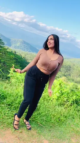 ළඟ ළඟ දැවටෙන් 🤩 #foryou #fyp #foryoupage #naiiiiisha #viral #trending #tiktok #tiktoksrilanka