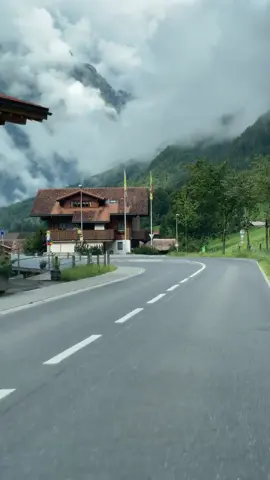 الطريق بين جيراندوالد و انترلاكن 😍🛣🇨🇭 #سياحة #سفر #سياحه #tourist #tourism #travel #طبيعة #switzerland #سويسرا