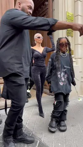 L’effet @Kim and North à la dernière #FashionWeek de Paris ! #pfw #kimkardashian #northwest