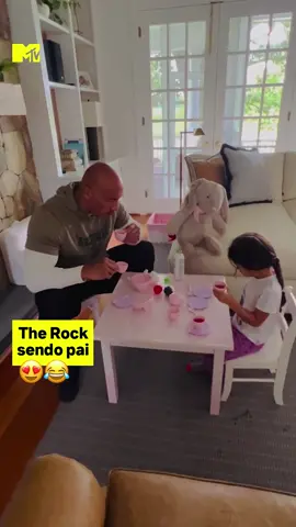 Não adianta, o @therock não consegue manter a cara de bravo quando tá perto das filhas. 😍😍 📹:| @therock