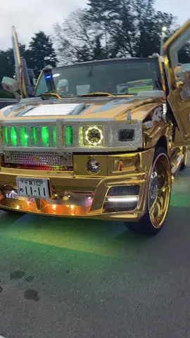 Gold Hummer #fyp #foryou #foryourpage #viral # #richman #golddigger #hummer #h2 #hummerh2   #foryou #trending #goldhummer #chamindaichikawa #goldbentley #goldvehicles #アメ車 #ハマー