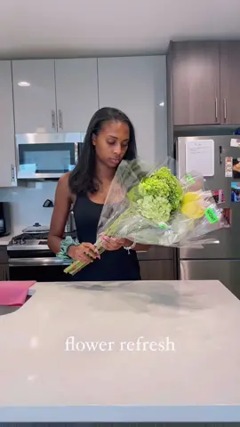 First time making my own floral arrangement💐💕 #blackgirltiktok #fypシ #minivlog #flowers #floralarrangementdiy