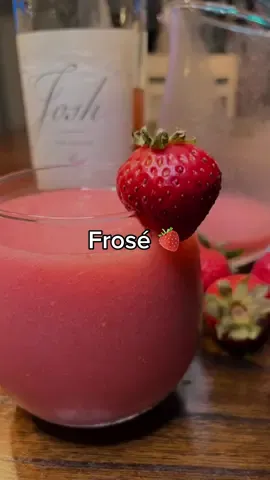 The perfect Summer Brunch Cocktail 🍓 Actually this is great anytime 🥂