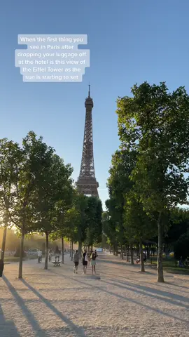 I wanted to see the Eiffel Tower my first night in Paris ✨ #travel #traveltiktok #travellife #travelbucketlist #traveldiaries #eiffeltower #eiffeltowerparis #paris #france