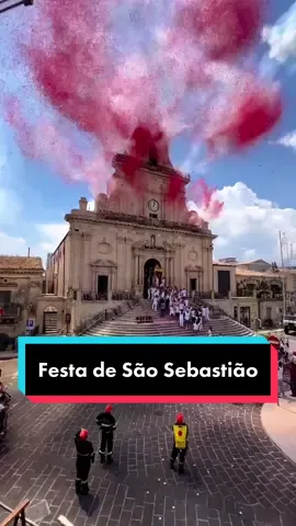 E esse chá revelação na Sicília? 🤣💓 Já viu algo assim? 🤗 Na verdade esta é a festa de São Sebastião que aconteceu agora em 10 de agosto na comuna de Palazzolo Acreide. Linda demais, né?! #viagem #festa #saosebastiao #charevelacao #italia #igreja #fogos #turismo  by BorghItalia