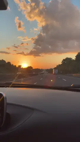 Sei in viaggio al tramonto. Loro ti guardano e tu lo sai 🤍 #angelimiei #mancate #tramonto #inviaggio #autoatrada #nuvole #serenità #mindfulness #paesaggio #perte #pov