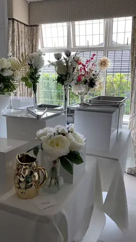 A white and gold 17th birthday party 🤍💛 #blancevents#Foodie#fyp#jdsummerdrip#foryourpage#desserts#dessertsoftiktok#halal#glasgow#likes#foodtiktok#strawberrydaquiri#white#gold#flowers#strawberries#oreo#biscoff#churros#goldleaves#rice