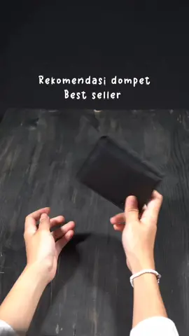 RATJUNNNN‼️ dompet ini selalu jadi rekomendasi krn emang sebagus itu😭 dan apalagi dompet ini juga ada slot dengan resletingnya juga guys, super paket lengkap. Cek sekarang dikeranjang kuning ya! #tiktokshopbanggalokal #fyp #fypシ #xyzbca #jenniferwallet #jfr